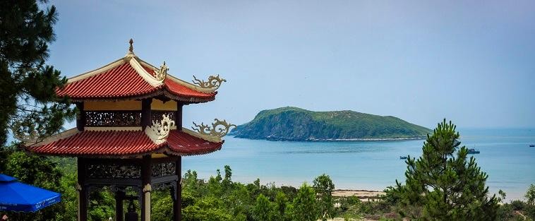 Năm 2013, Đại tướng Võ Nguyên Giáp về với Vũng Chùa Đảo Yến. Từ đó đến nay nơi đây là điểm du lịch không thể bỏ qua khi đến Quảng Bình. Ngoài dâng hương Đại tướng du khách cũng được hòa mình vào cảnh sắc của Vũng chùa Đảo Yến.