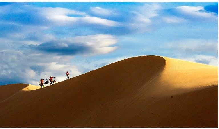 Du lịch Quảng Bình không chỉ nổi tiếng với vườn quốc gia Phong Nha - Kẻ Bàng hay hang Sơn Đoòng mà còn là cồn cát Quang Phú. Đây là cồn cát vô cùng hoang sơ, bởi vậy khi đặt chân đến đây, bạn sẽ vô cùng thích thú với những đồi cát trắng mịn cao hơn 100m. Địa điểm này cũng là nơi “sống ảo” cực lý tưởng với các tín đồ phượt. Nguồn ảnh: Trung tâm Xúc tiến đầu tư Quảng Bình