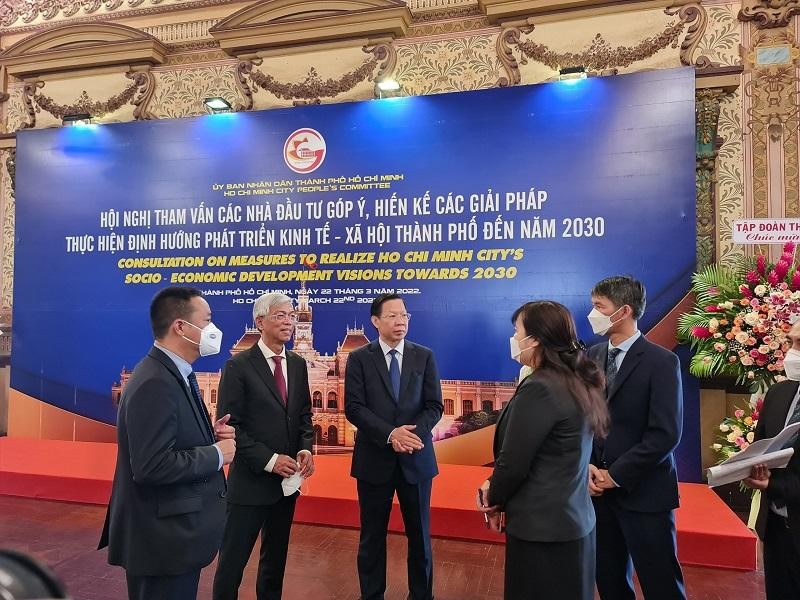 Chủ tịch UBND TP.HCM Phan Văn Mãi (ở giữa) trao đổi với các nhà đầu tư bên hành lang hội thảo. Ảnh: Trọng Tín