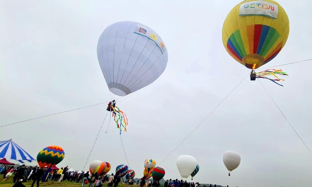 Trong trường hợp vì lý do thời tiết và để bảo đảm an toàn tuyệt đối cho du khách, buổi trình diễn có thể phải hoãn đến khi thời tiết ổn định trở lại.