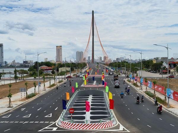 Hạng mục hầm chui được lắp đặt các ô lấy ánh sáng trời (phần phía cầu Trần Thị Lý dẫn qua quận Sơn Trà và quận Ngũ Hành Sơn, phía biển)