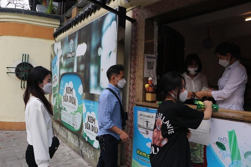 Quán kem quen thuộc của các bạn trẻ mỗi lần có dịp ghé thăm phố đi bộ Hồ Gươm. (Ảnh: Phương Linh)