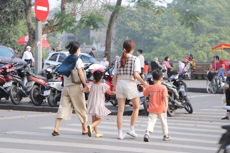 Gia đình trẻ dạo chơi phố đi bộ hồ Gươm mới được hoạt động trở lại sau thời gian tạm ngừng vì ảnh hưởng dịch COVID-19. (Ảnh: Phương Linh)