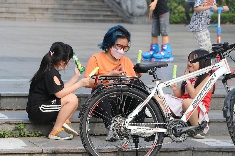 Các bạn nhỏ vui chơi tại khu vực tượng đài Lý Thái Tổ. (Ảnh: Phương Linh)