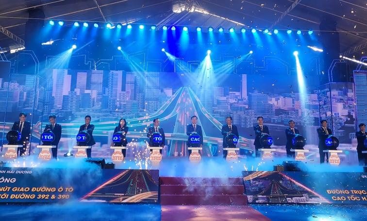 Lễ khởi công Đường trục Đông - Tây và 02 nút giao cao tốc Hà Nội - Hải Phòng. Ảnh: Thanh Sơn Lễ khởi công Đường trục Đông - Tây và 02 nút giao cao tốc Hà Nội - Hải Phòng. Ảnh: Thanh Sơn