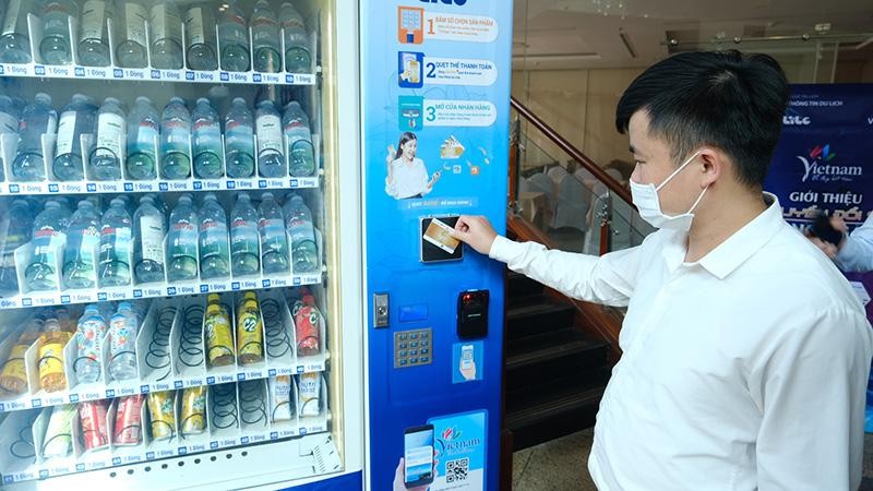 Các khách mời trải nghiệm sử dụng thẻ du lịch thông minh