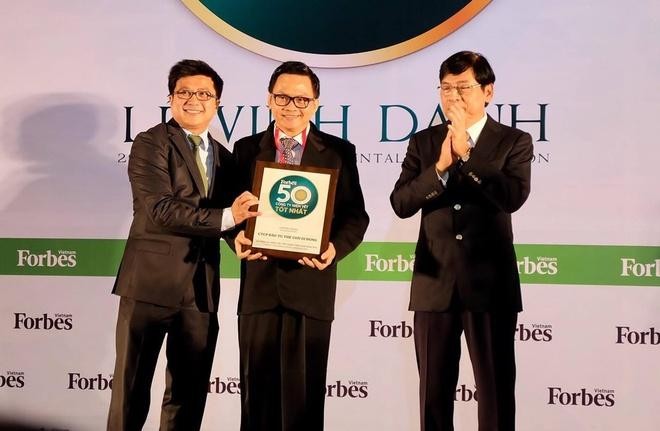 Ông Trần Huy Thanh Tùng (đứng giữa), Tân tổng giám đốc Thế giới di động