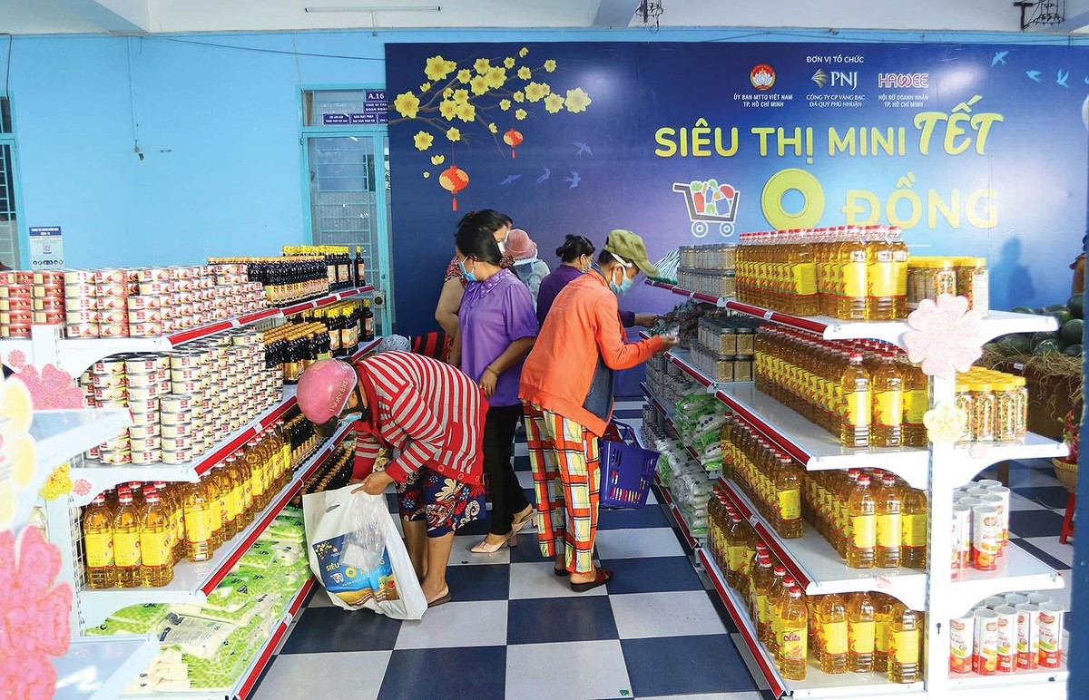 Chuỗi “Siêu thị mini 0 đồng” với sự đồng hành của các doanh nghiệp, hiệp hội doanh nghiệp đã hỗ trợ, xoa dịu phần nào nỗi lo của rất nhiều lao động mất việc làm và gia đình nghèo giữa đại dịch Ảnh: Lê Toàn