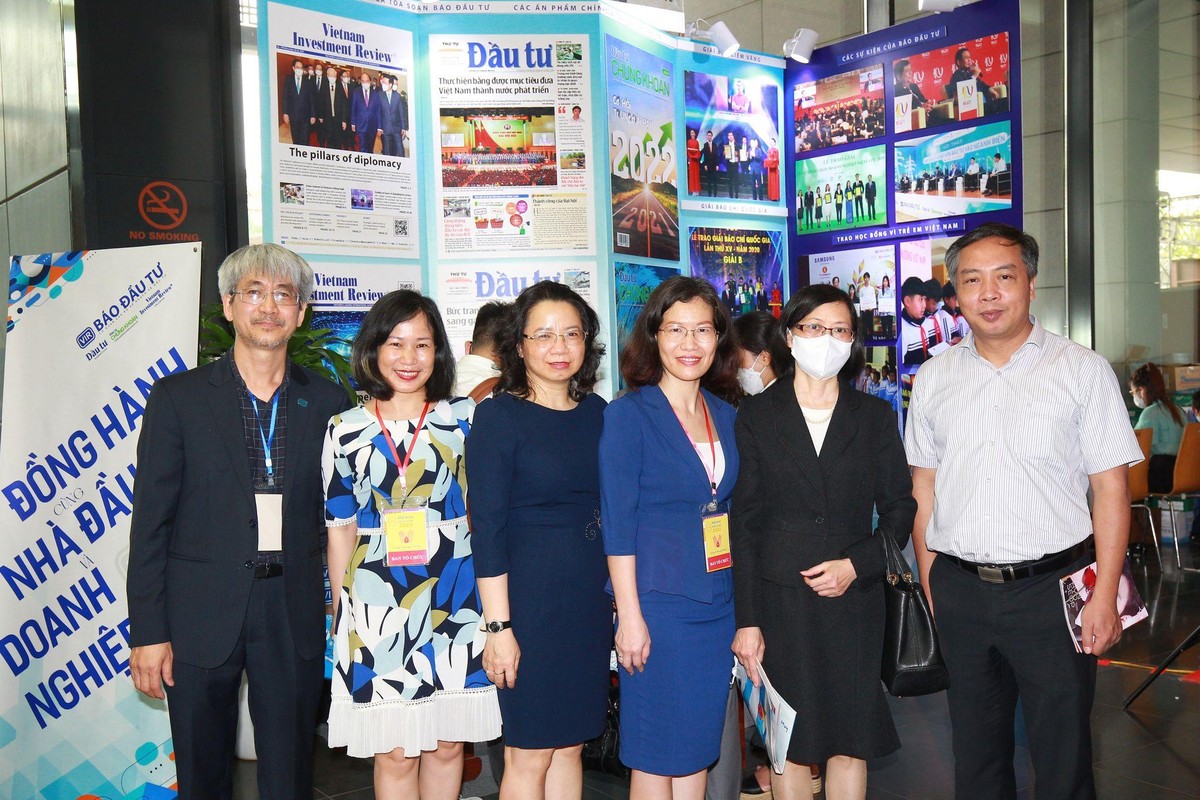 Các đồng nghiệp chụp ảnh lưu niệm tại gian trưng bày Báo Đầu tư