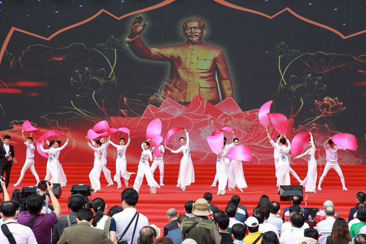 Một số tiết mục biểu diễn ca múa nhạc tại Lễ khai mạc