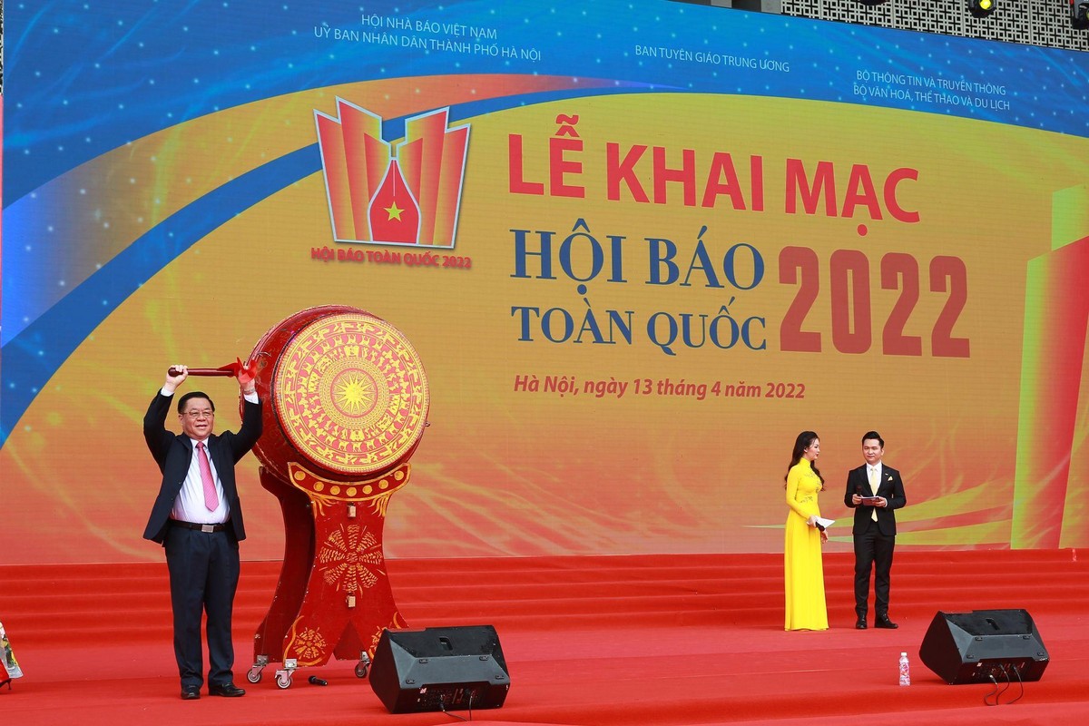 Ông Nguyễn Trọng Nghĩa đánh trống khai mạc Hội báo