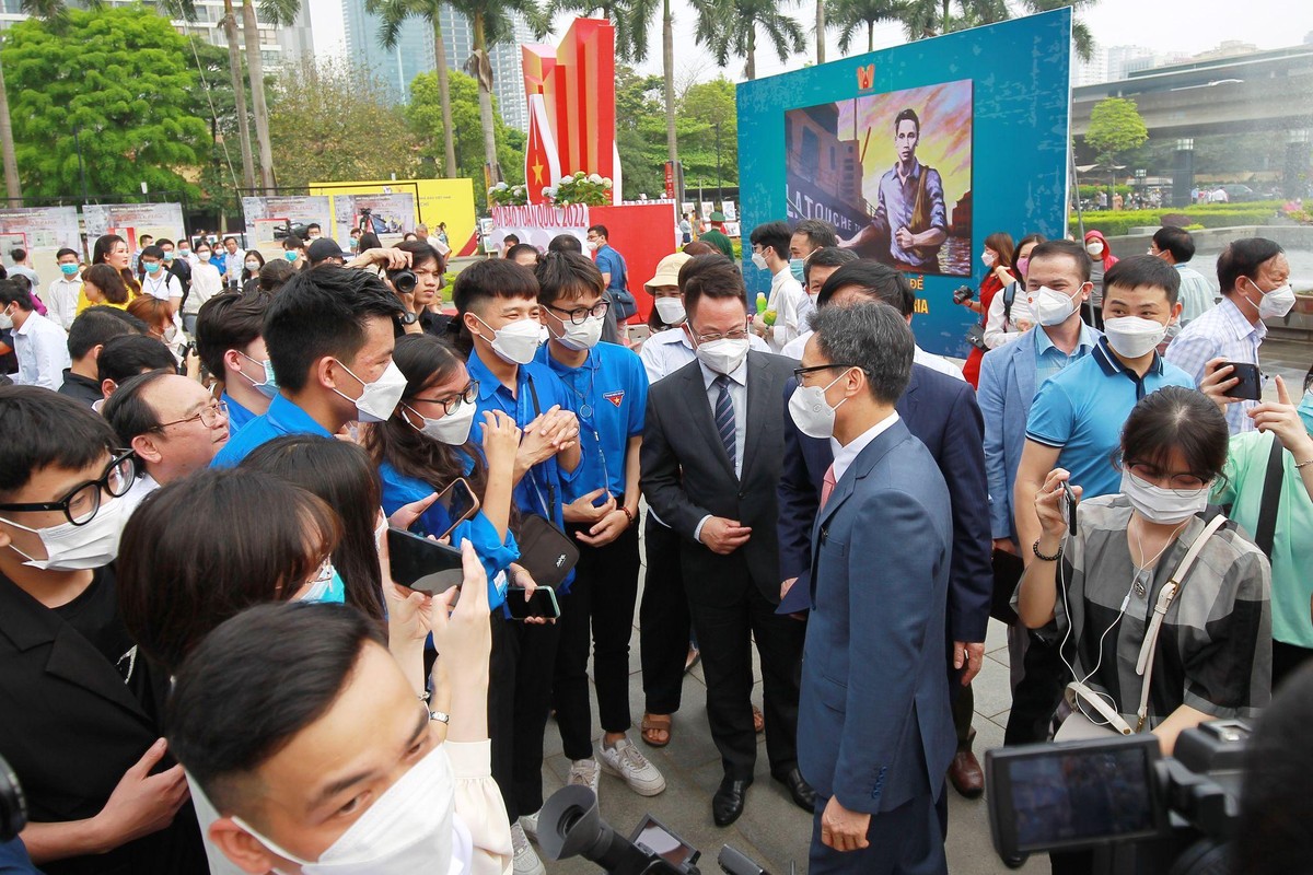 Ông Vũ Đức Đam giao lưu cùng các sinh viên tại Lễ trưng bày “100 năm Báo Le Paria” (Người Cùng Khổ)