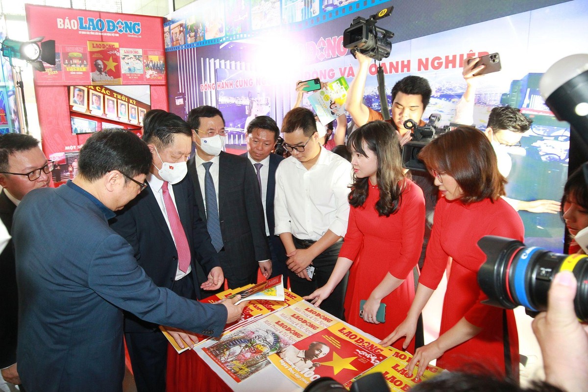 Ông Nguyễn Trọng Nghĩa cùng bộ trưởng Nguyễn Mạnh Hùng và các đồng chí lãnh đạo thăm các trưng bầy báo