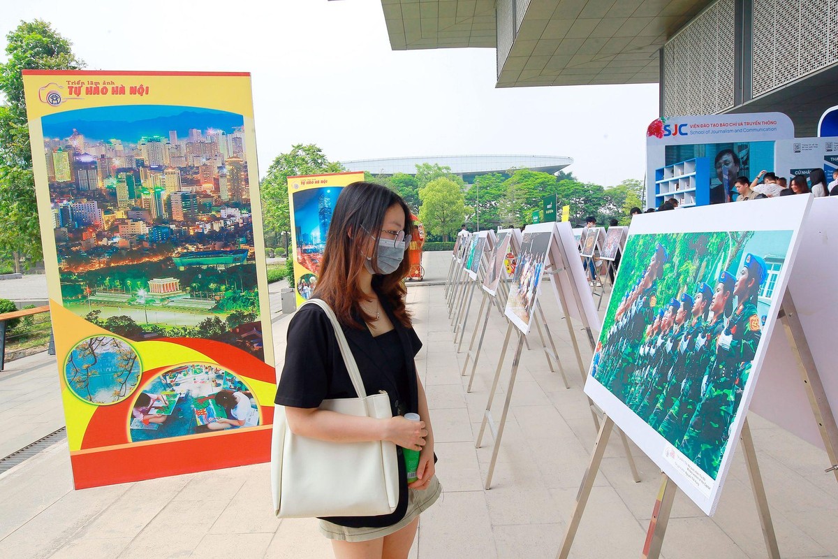 Khu trưng bày triển Triển lãm ảnh báo chí “Những nẻo đường Xuân”;
