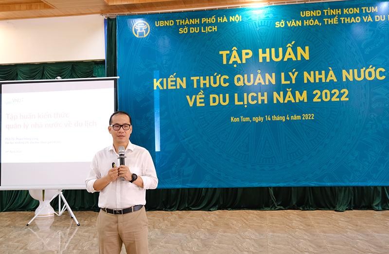 PGS.TS Phạm Hồng Long, Trưởng khoa Du lịch học, Trường Đại học Khoa học Xã hội và Nhân văn tại chương trình tập huấn. (Ảnh: Hồ Hạ)