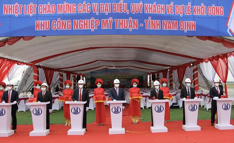 Các đại biểu ấn nút khởi công Dự án đầu tư xây dựng hạ tầng KCN Mỹ Thuận