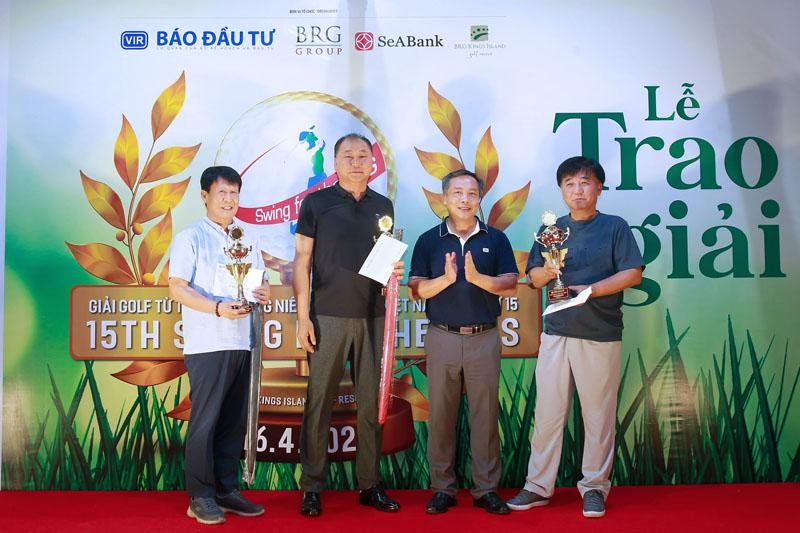 Ông Lê Trọng Minh (thứ hai từ phải sang) trao cúp và phần thưởng cho các tay golf có thành tích tốt.