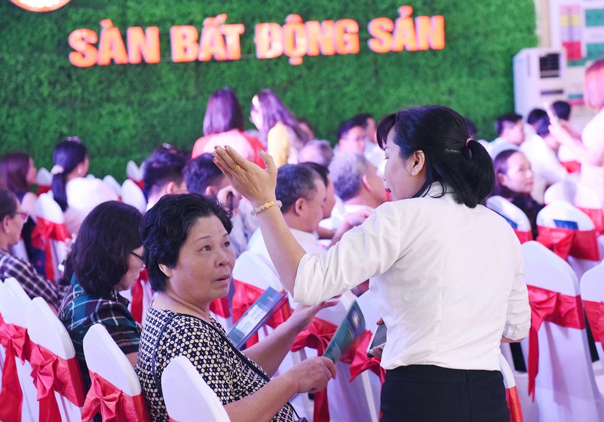 Hoạt động môi giới bất động sản chưa được quản lý chặt chẽ. Ảnh: Dũng Minh Hoạt động môi giới bất động sản chưa được quản lý chặt chẽ. Ảnh: Dũng Minh