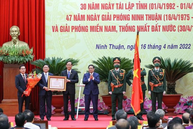 Thủ tướng Chính phủ Phạm Minh Chính trao tặng Huân chương Lao động hạng Nhất cho Đảng bộ, chính quyền, quân và nhân dân tỉnh Ninh Thuận. Ảnh: Nhật Bắc. Thủ tướng Chính phủ Phạm Minh Chính trao tặng Huân chương Lao động hạng Nhất cho Đảng bộ, chính quyền, quân và nhân dân tỉnh Ninh Thuận. Ảnh: Nhật Bắc.