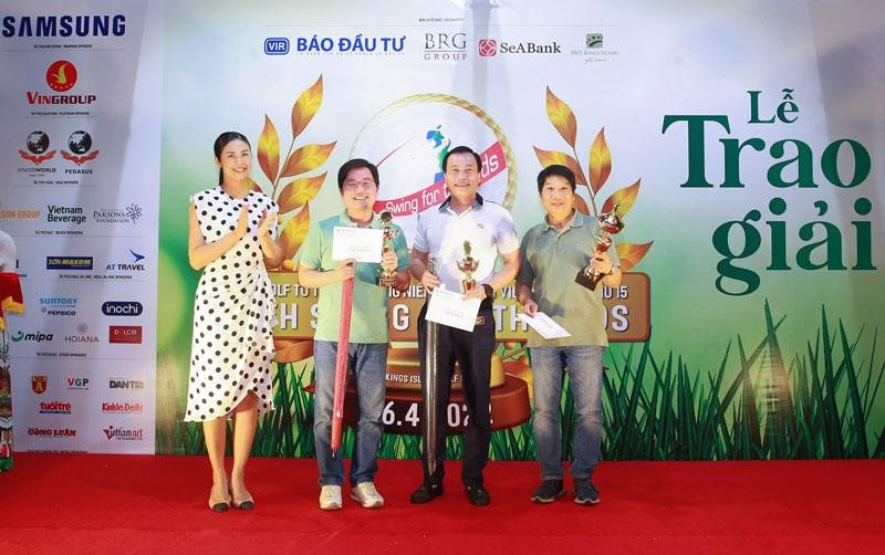 Hoa hậu Việt Nam 2010 Đặng Thị Ngọc Hân chúc mừng các tay golf.