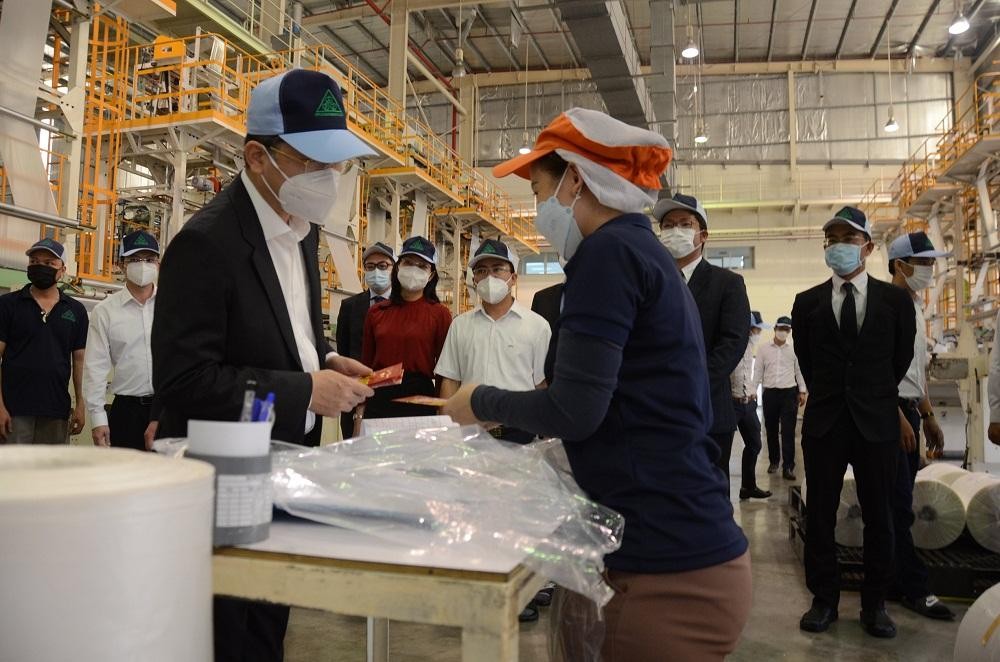 Bí thư Thành uỷ Đà Nẵng, ông Nguyễn Văn Quảng trong lần thăm hỏi, động viên hoạt động sản xuất của doanh nghiệp.