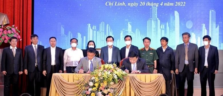 Lãnh đạo Ban Thường vụ Tỉnh ủy Hải Dương chứng kiến Lễ ký kết hợp tác giữa UBND TP. Chí Linh với các nhà đầu tư. Ảnh: HH
