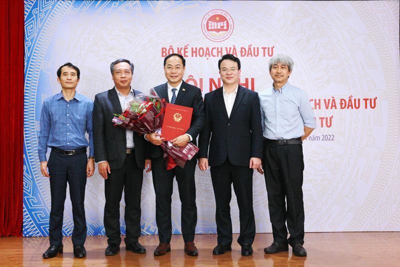 Thứ trưởng Bộ Kế hoạch và Đầu tư Trần Quốc Phương (thứ 2 từ phải qua) chụp ảnh cùng tập thể Ban Biên tập Báo Đầu tư.