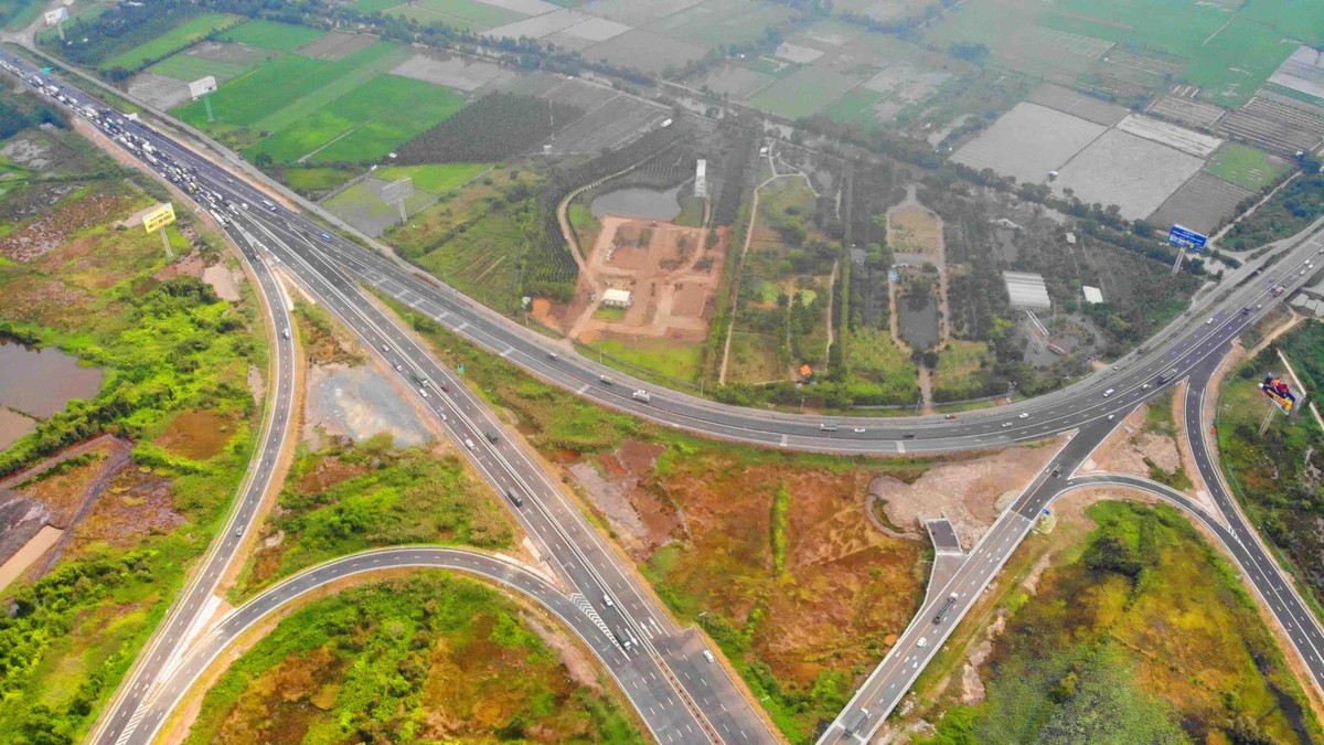 Các phương tiện được lưu thông trên đường cao tốc trừ : Xe máy chuyên dùng có tốc độ thiết kế nhỏ hơn 70 km/h; Máy kéo, xe mô tô, xe gắn máy, xe thô sơ, người đi bộ, súc vật; Xe máy thi công tự hành, xe bánh xích.