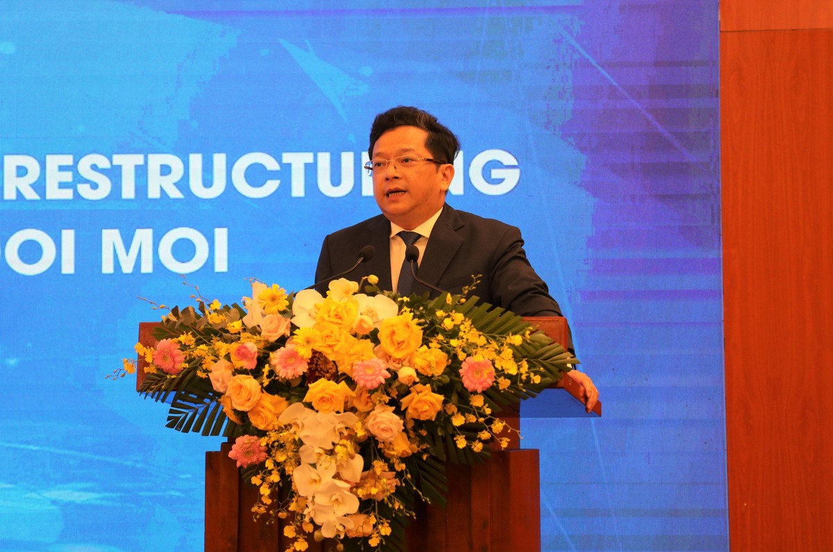 Ông Nguyễn Đức Hiển, Phó trưởng Ban Kinh tế Trung ương phát biểu khai mạc Hội thảo “Chuyển đổi mô hình tăng trưởng, cơ cấu lại nền kinh tế: Kinh nghiệm 35 năm đổi mới”.