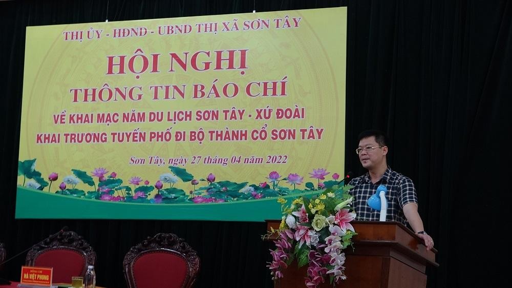 Ông Hà Việt Phong, Trưởng ban Tuyên giáo Thị ủy Sơn Tây trả lời báo chí. (Ảnh: Phương Linh)