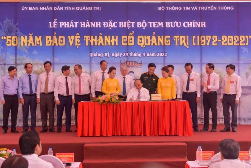 Chủ tịch nước Nguyễn Xuân Phúc ký phát hành bộ tem bưu chính "50 năm bảo vệ Thành cổ Quảng Trị".