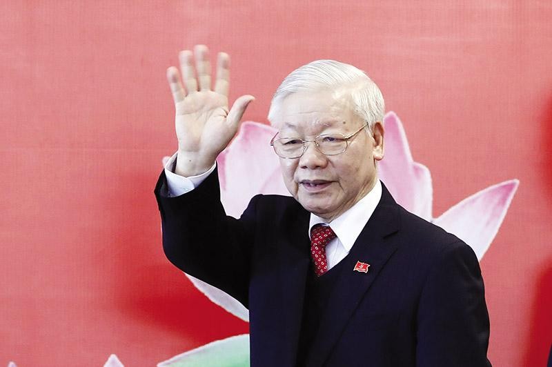 Hiện nay, chúng ta đang tiếp tục đẩy mạnh đổi mới mô hình tăng trưởng, cơ cấu lại nền kinh tế theo hướng chú trọng hơn chất lượng và tăng tính bền vững với các khâu đột phá là: Hoàn thiện đồng bộ thể chế phát triển, trước hết là thể chế phát triển nền kinh tế thị trường định hướng xã hội chủ nghĩa; phát triển nguồn nhân lực, trước hết là nguồn nhân lực chất lượng cao; xây dựng kết cấu hạ tầng đồng bộ, hiện đại cả về kinh tế và xã hội. - Tổng Bí thư Nguyễn Phú Trọng Hiện nay, chúng ta đang tiếp tục đẩy mạnh đổi mới mô hình tăng trưởng, cơ cấu lại nền kinh tế theo hướng chú trọng hơn chất lượng và tăng tính bền vững với các khâu đột phá là: Hoàn thiện đồng bộ thể chế phát triển, trước hết là thể chế phát triển nền kinh tế thị trường định hướng xã hội chủ nghĩa; phát triển nguồn nhân lực, trước hết là nguồn nhân lực chất lượng cao; xây dựng kết cấu hạ tầng đồng bộ, hiện đại cả về kinh tế và xã hội. - Tổng Bí thư Nguyễn Phú Trọng