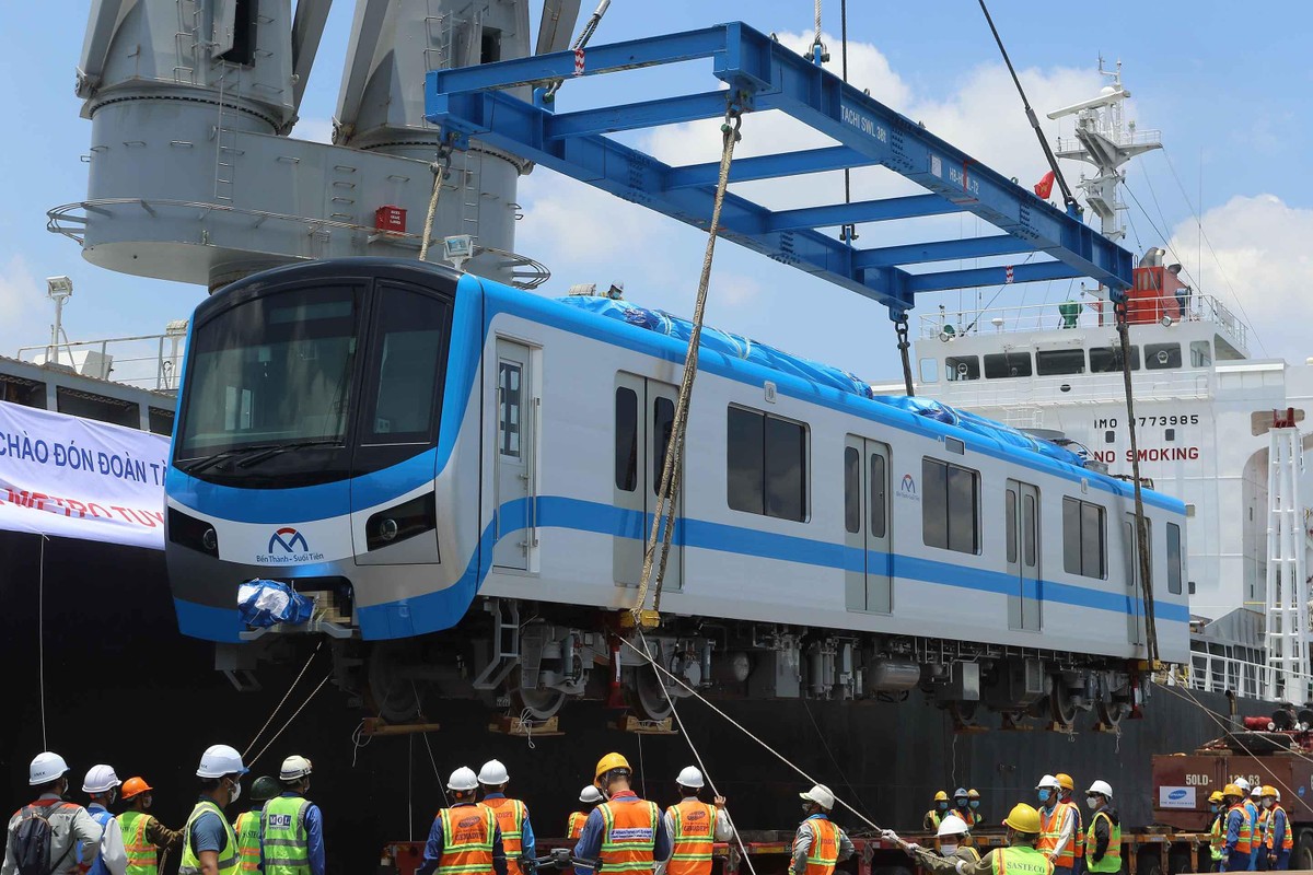 Mỗi đoàn tàu Metro số 1 có 3 toa dài 61,5 m, có thể chở 930 khách.