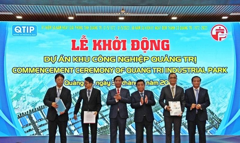 Bộ trưởng Bộ Kế hoạch và Đầu tư Nguyễn Chí Dũng và Chủ tịch UBND tỉnh Quảng Trị Võ Văn Hưng trao Quyết định chấp thuận chủ trương đầu tư của Thủ tướng Chính phủ; Quyết định thành lập Khu công nghiệp Quảng Trị; Giấy chứng nhận đăng ký đầu tư cho các nhà đầu tư... cho liên danh các nhà đầu tư. Ảnh Thanh Dũng