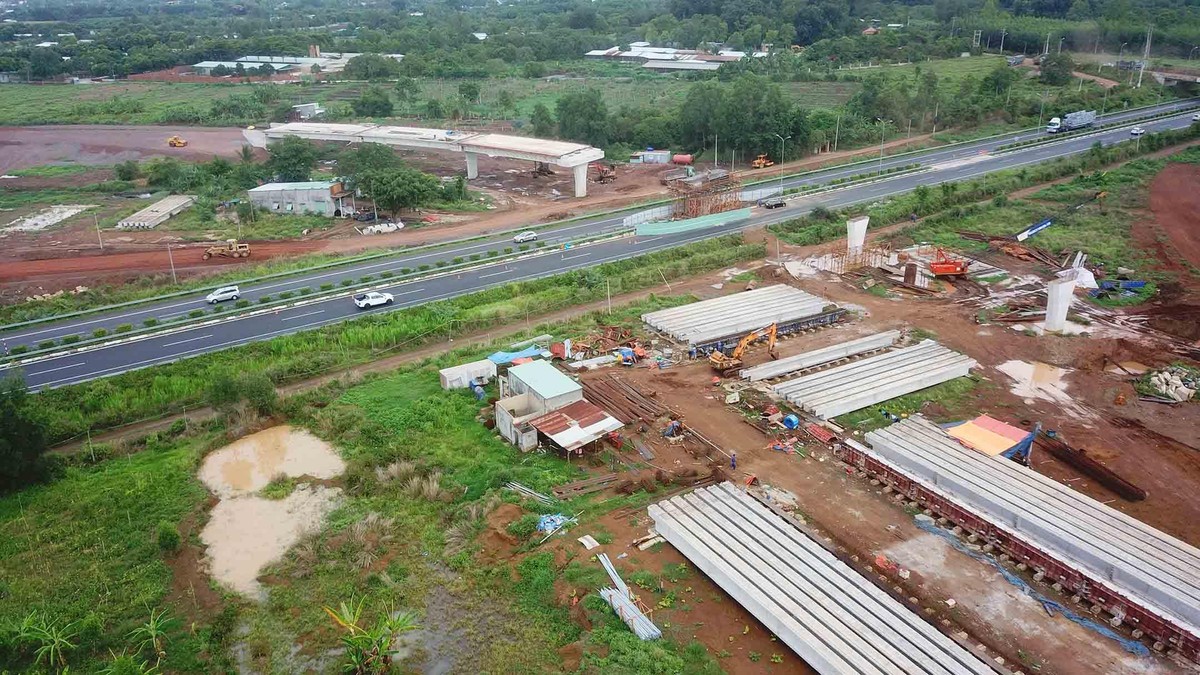 Các mố cầu sẵn sàng được lắp ghép. Các mố cầu sẵn sàng được lắp ghép.