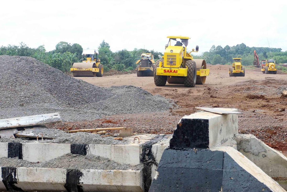 Các thiết bị của nhà thầu Thăng Long đang thi công ngày đêm đoạn qua tỉnh Đồng Nai. Các thiết bị của nhà thầu Thăng Long đang thi công ngày đêm đoạn qua tỉnh Đồng Nai.