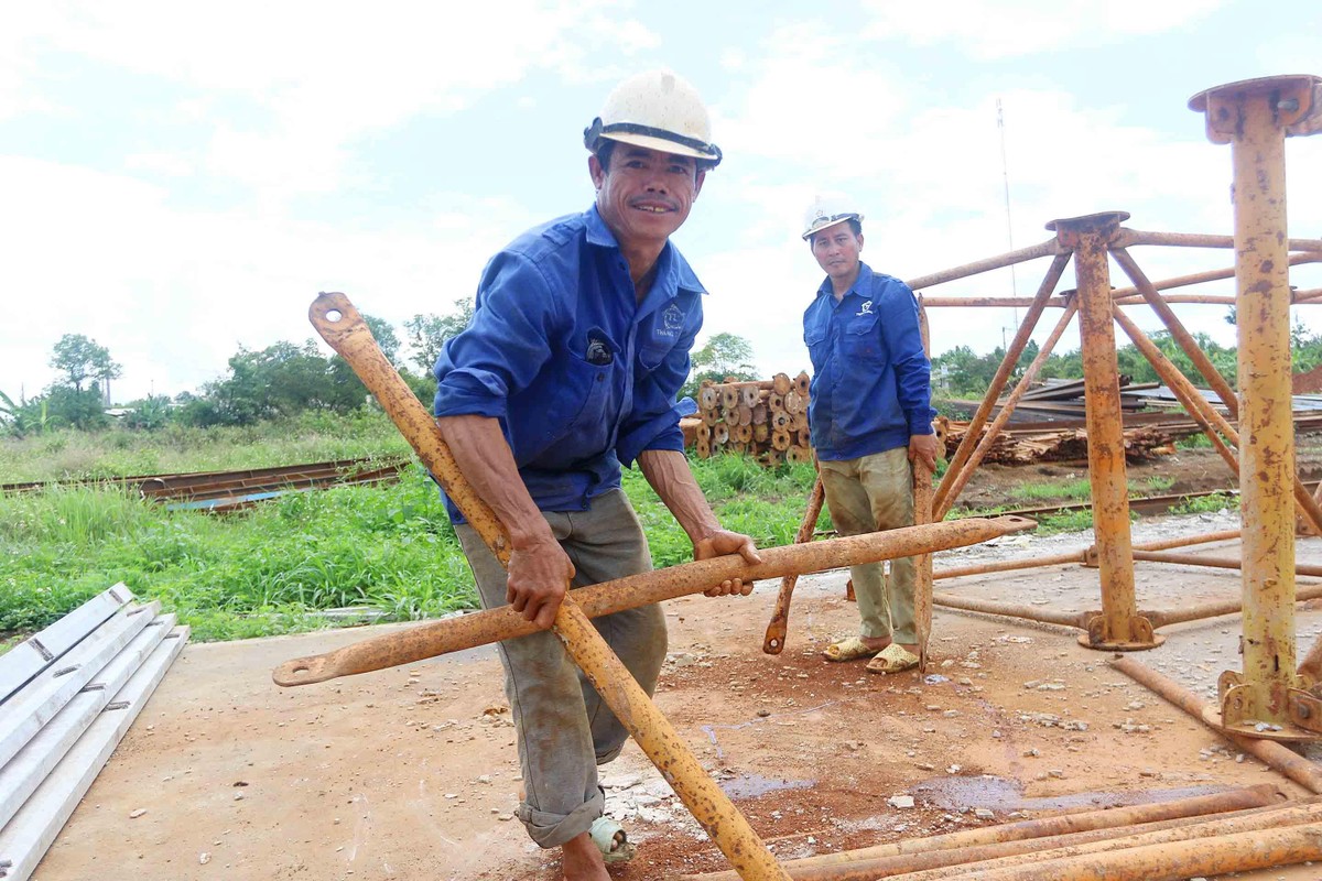 Công nhân nhà thầu Thăng Long, hoàn thành hạng mục nào lại dọn dẹp triền khai ngay hạng mục mới. Công nhân nhà thầu Thăng Long, hoàn thành hạng mục nào lại dọn dẹp triền khai ngay hạng mục mới.