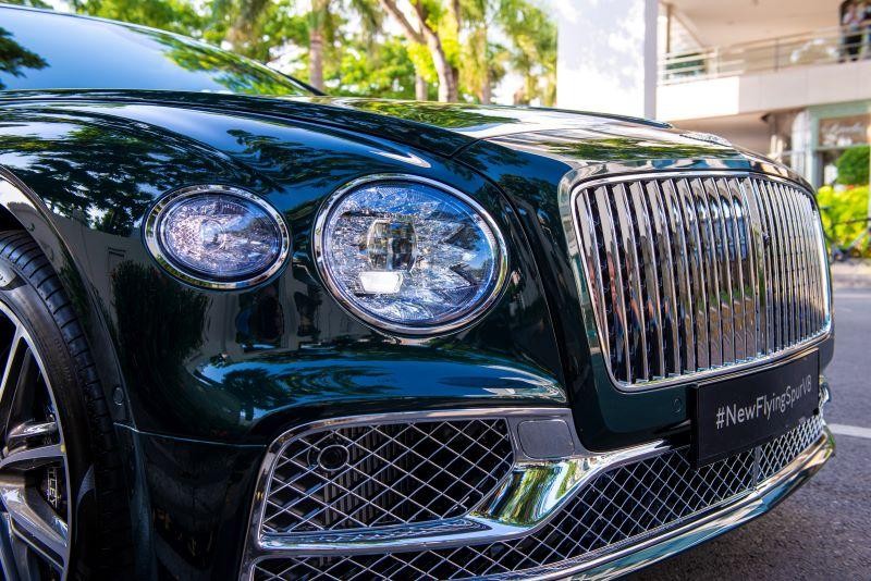 Bentley Flying Spur V8 2022 mang vẻ bề ngoài của một chiếc limousine siêu sang nhưng lại có “trái tim” mạnh mẽ của một chiếc sedan thể thao hiệu suất cao. Do đó không quá ngạc nhiên khi Bentley giới thiệu Flying Spur 2022 chính là mẫu sedan thể thao sang trọng nhất thế giới.