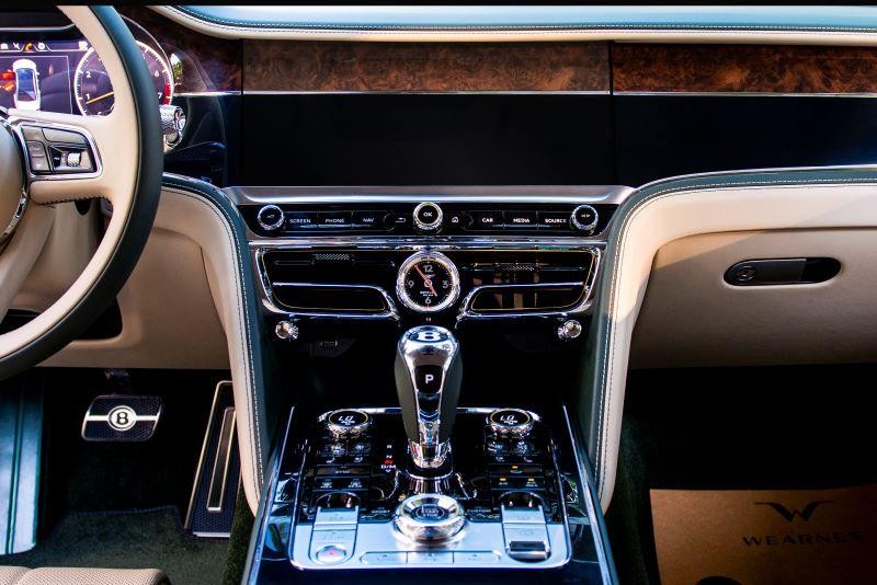 Hộp số 8 tốc độ hoạt động thực sự mượt mà ngay cả ở chế độ Sport. Bộ lẫy chuyển số trên vô-lăng giúp bạn can thiệp vào vòng tua và cấp số để kiếm tìm cảm giác thú vị trên từng cung đường. Chế độ lái Comfort với tốc độ cỡ 200km/h cũng không làm mất đi sự uyển chuyển, thoải mái