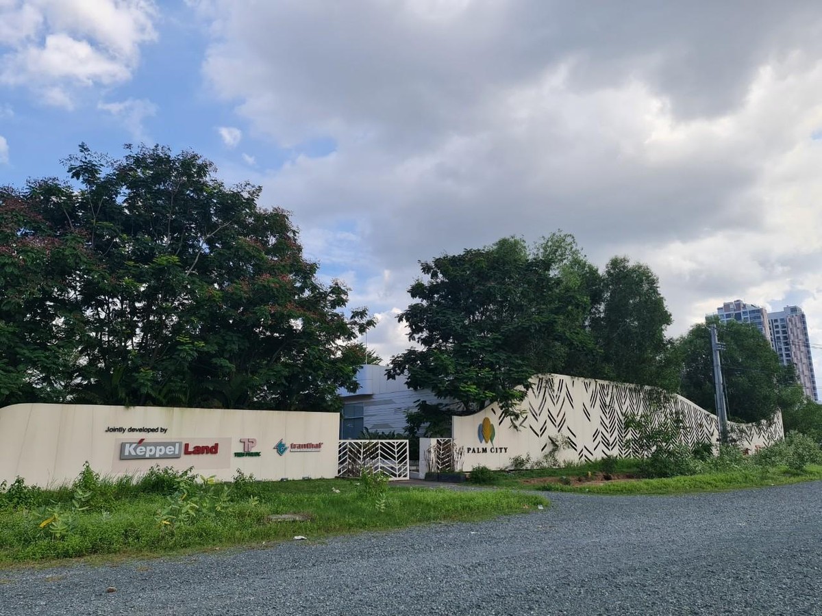 Palm Residence là dự án thành phần thuộc dự án Palm City được chính thức giới thiệu ra thị trường từ năm 2016 và đã bàn giao cho cư dân vào ở, nhưng đường kết nối từ Xa lộ Hà Nội vào bên trong dự án vẫn chưa hoàn thiện. Ảnh: Trọng Tín