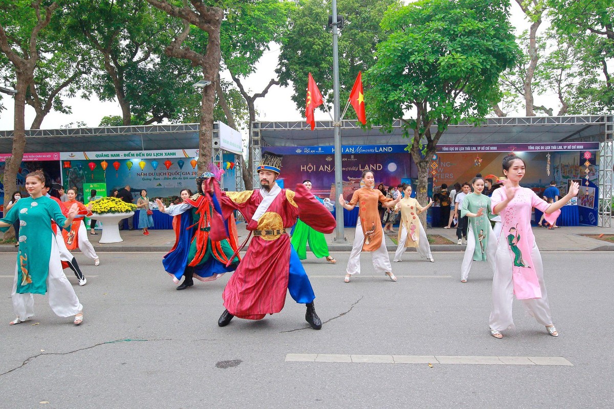 Những tiết mục ca múa nhạc được thể hiện tại Lễ hội Du lịch Hà Nội năm 2022.