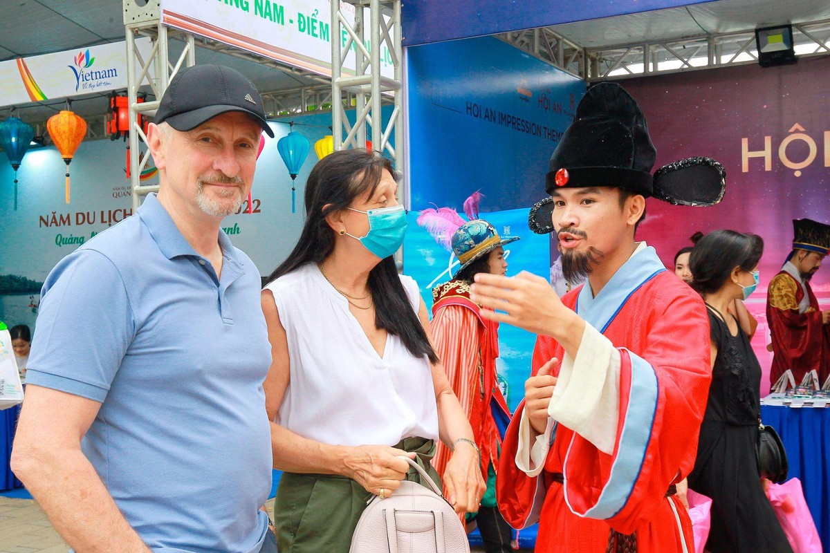 Các du khách nước ngoài cũng tham dự.