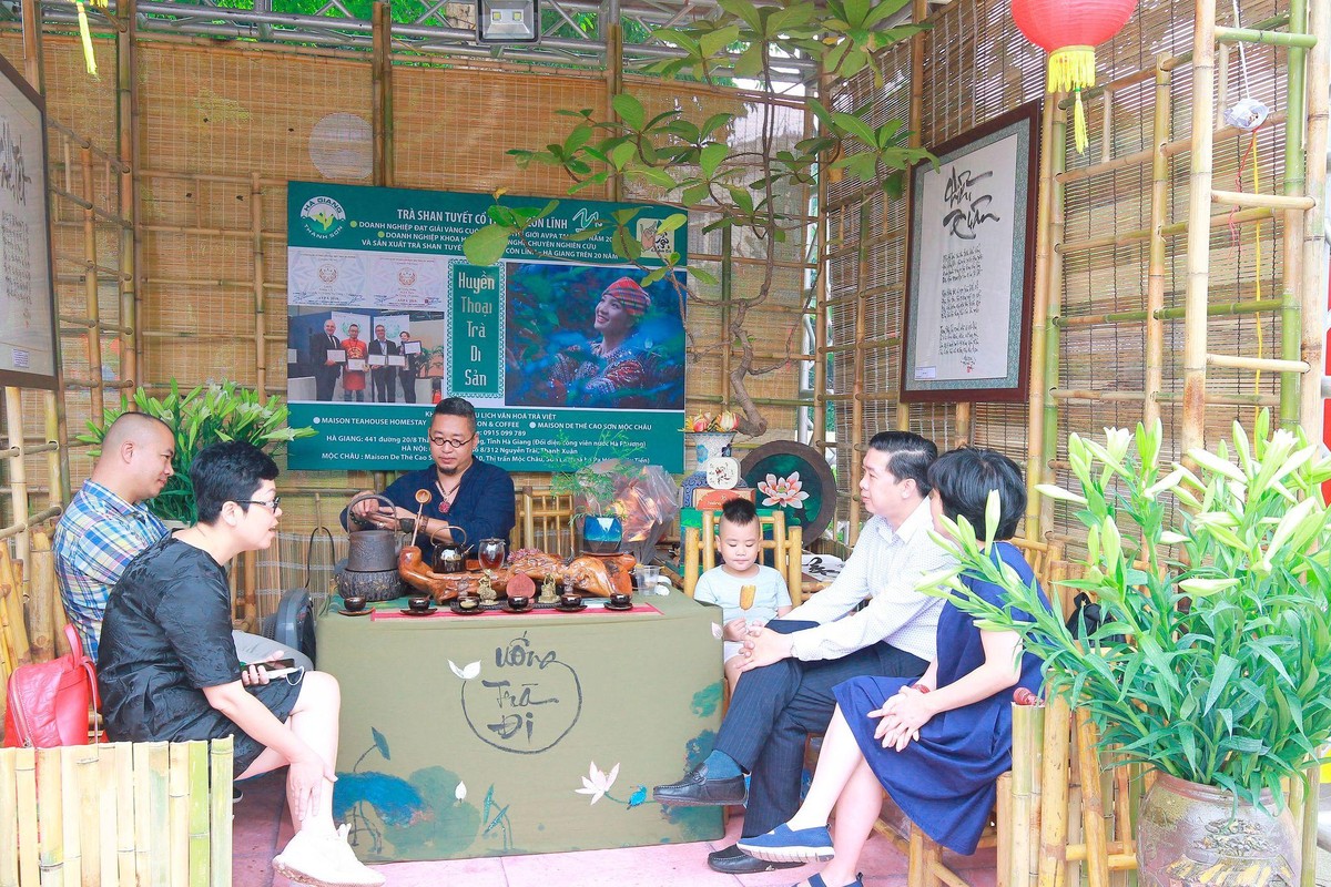 Nghệ thuật ẩm thực trà sen Hồ Tây.