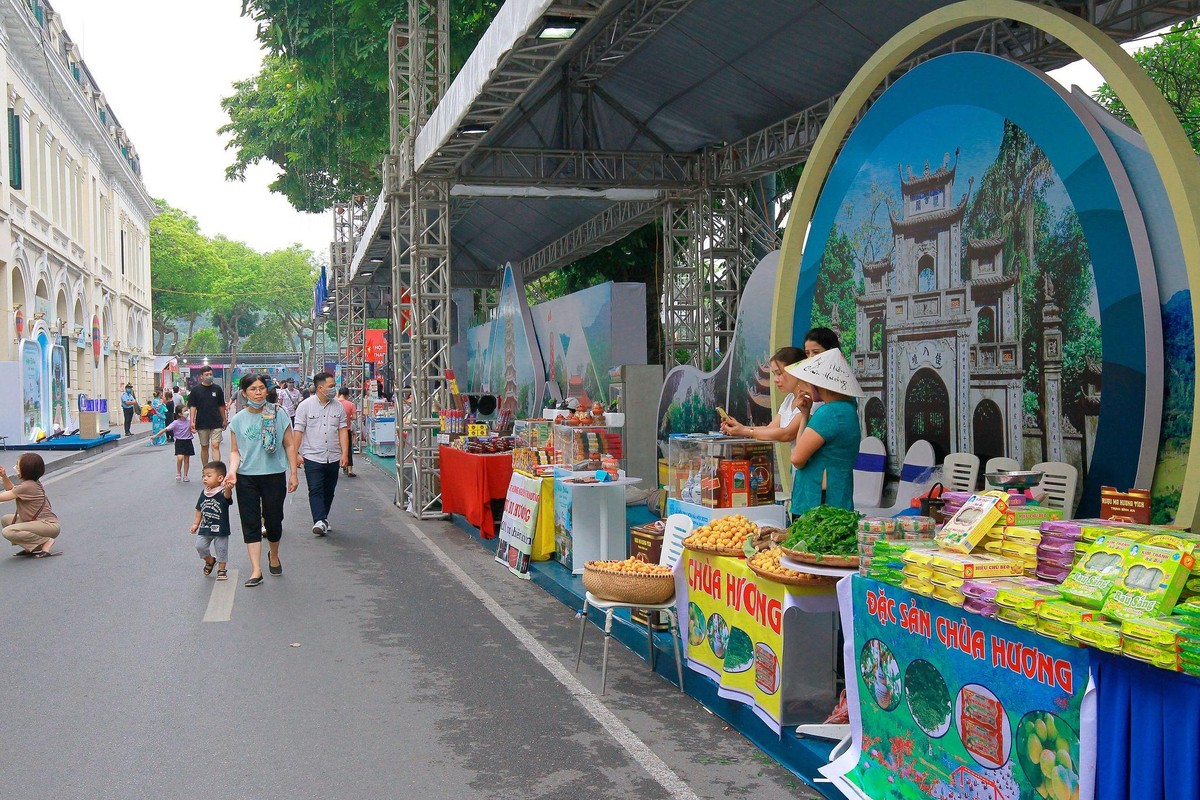 Lễ hội Du lịch Hà Nội năm 2022 được tổ chức từ ngày 13 đến 15-5, quy mô khoảng 150 gian hàng, chia làm 2 khu không gian kích cầu du lịch trực tiếp và trực tuyến.