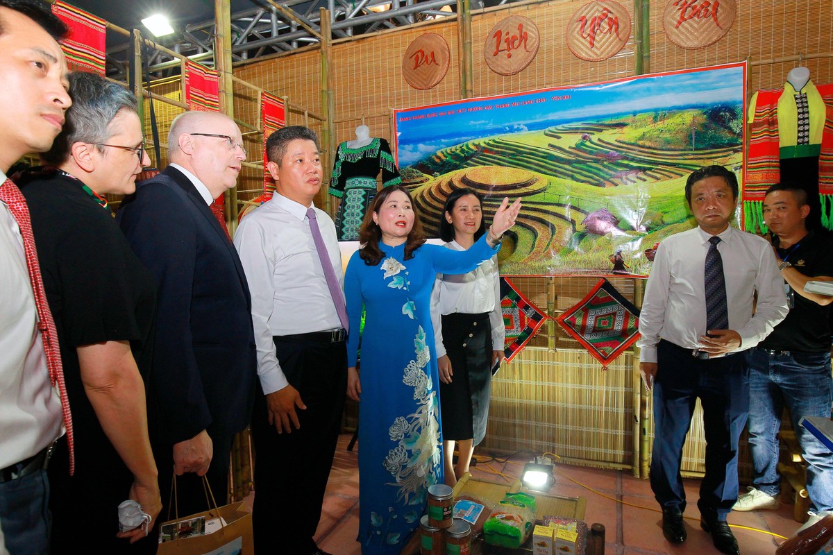 Các đại biểu thăm quan gian hàng của tỉnh Yên Bái