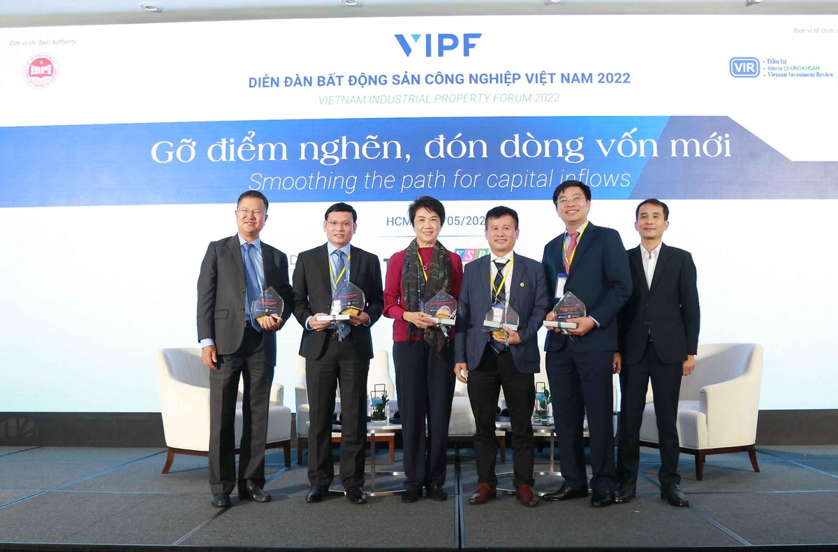 Ban tổ chức trao kỷ niệm chương tới các diễn giả và điều phối phiên 3 tại diễn đàn Ban tổ chức trao kỷ niệm chương tới các diễn giả và điều phối phiên 3 tại diễn đàn