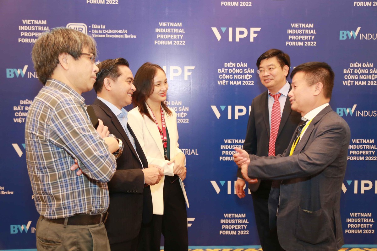 Lãnh đạo doanh nghiệp, quan khách trao đổi bên hành lanh Diễn đàn bất động sản Công nghiệp 2022. Lãnh đạo doanh nghiệp, quan khách trao đổi bên hành lanh Diễn đàn bất động sản Công nghiệp 2022.