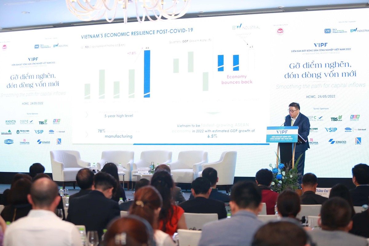 Ông Lance Li, Tổng giám đốc Công ty BW Industrial trình bày kế hoạch phát triển và mở rộng tại Việt Nam. Ông Lance Li, Tổng giám đốc Công ty BW Industrial trình bày kế hoạch phát triển và mở rộng tại Việt Nam.