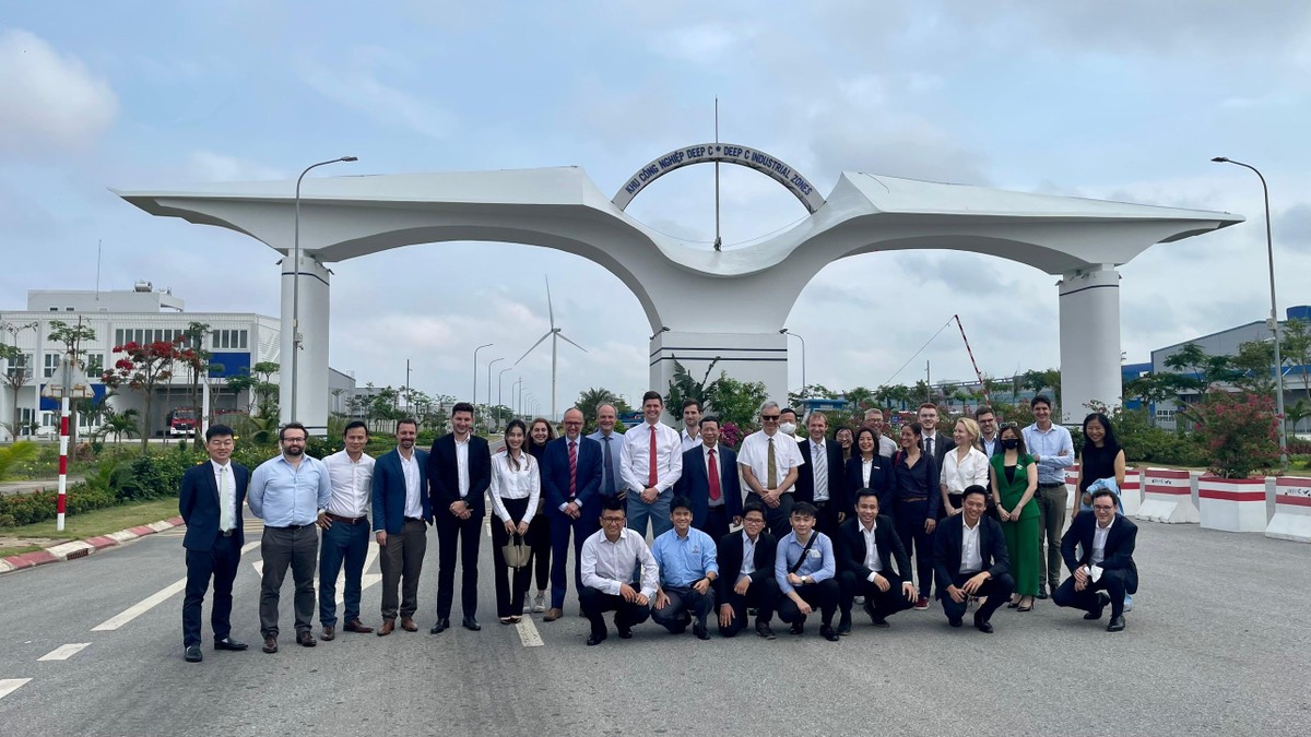 Ngài Nicolas Warnery và Đoàn công tác đã có các chuyến thăm quan thực địa tới nhà máy của Tập đoàn Saint Gobain; thăm cảng và Tổ hợp Khu công nghiệp Deep C chiều 25/5 Ngài Nicolas Warnery và Đoàn công tác đã có các chuyến thăm quan thực địa tới nhà máy của Tập đoàn Saint Gobain; thăm cảng và Tổ hợp Khu công nghiệp Deep C chiều 25/5