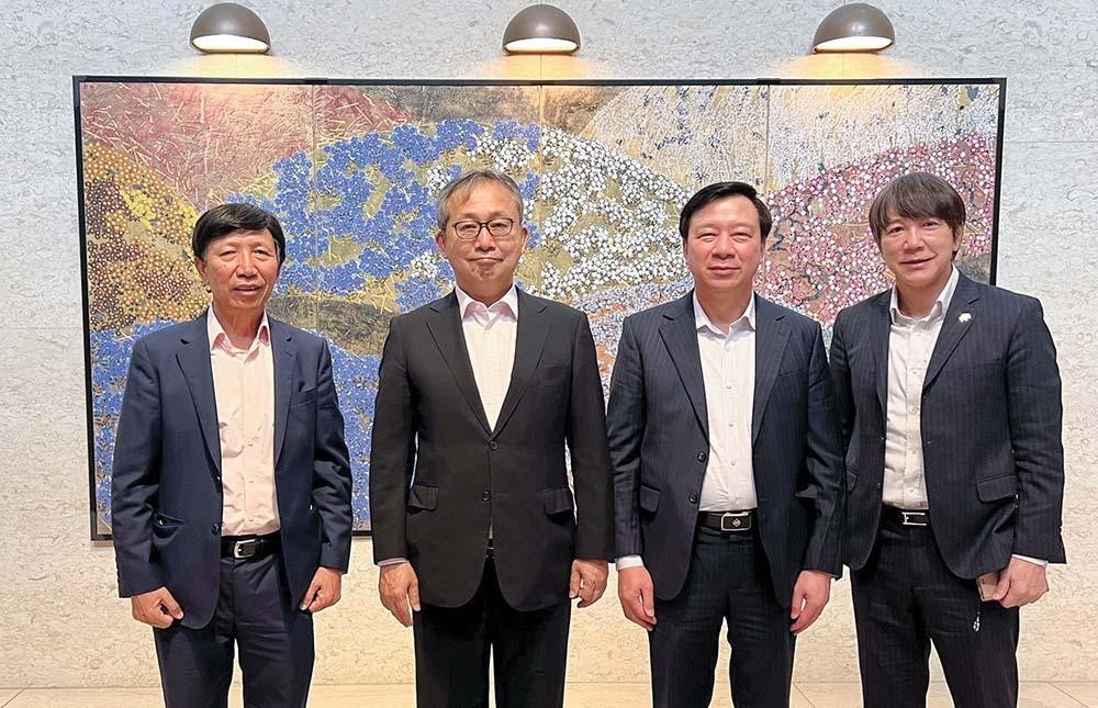 Ông Phạm Xuân Thăng, Bí thư Tỉnh ủy Hải Dương (thứ hai, từ phải sang) và Ngài Yamada Takio (thứ hai, từ trái sang) cùng đại diện Hội hữu nghị Việt - Nhật, đại diện JETRO chụp ảnh lưu niệm